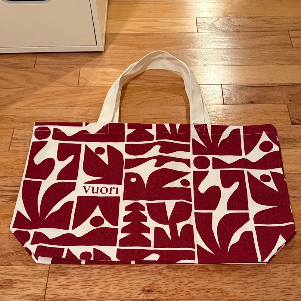 NWT Vuori Holiday 2025 Tote Bag Strawberry One Size